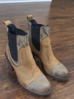 Diana Ferrari Women's Tan Leather Chelsea Boot with Cap Toe Size 37  Or 7